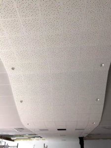 Plafond décoratif en dalles acoustiques perforées en platre à Evellys