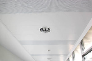 Lames métalliques décoratives perforées en faux plafond à Vannes
