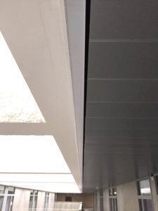 Pose faux Plafond en lame métallique grises du collège d'Elven