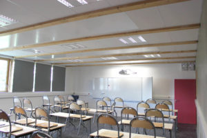 Pose des faux plafonds modulaires et dalles lumineuses au collège de Plescop